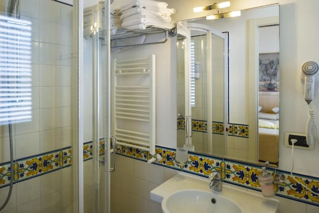 TRIPLE STANDARD Room, Bellevue, Naples