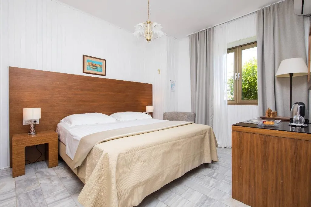 DOUBLE CLASSIC GARDEN VIEW Room, Guest House J&J, Dubrovnik