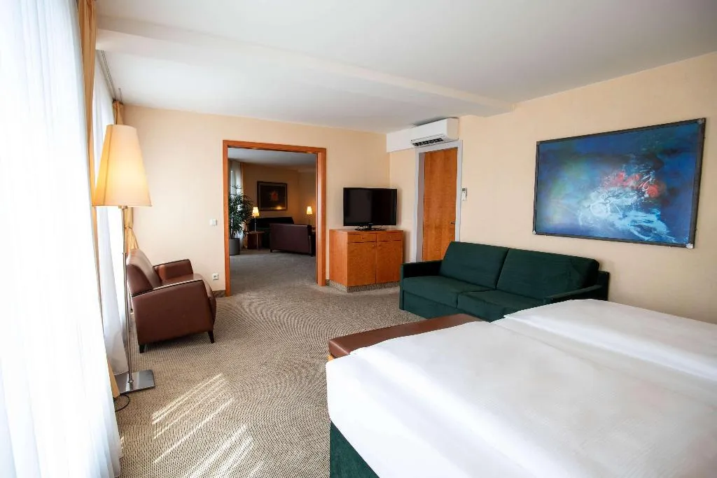 SUITE CAPACITY 6 Room, Best Western Premier Airporthotel Berlin, Berlin
