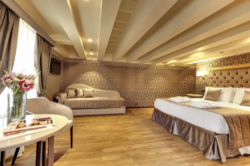JUNIOR SUITE STANDARD Room, Dona Palace, Venice