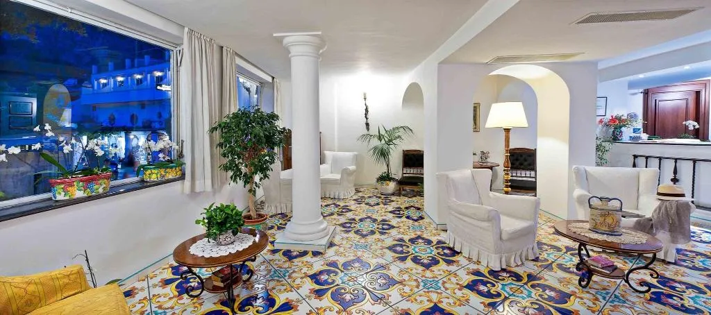 Lobby, Savoia, Naples