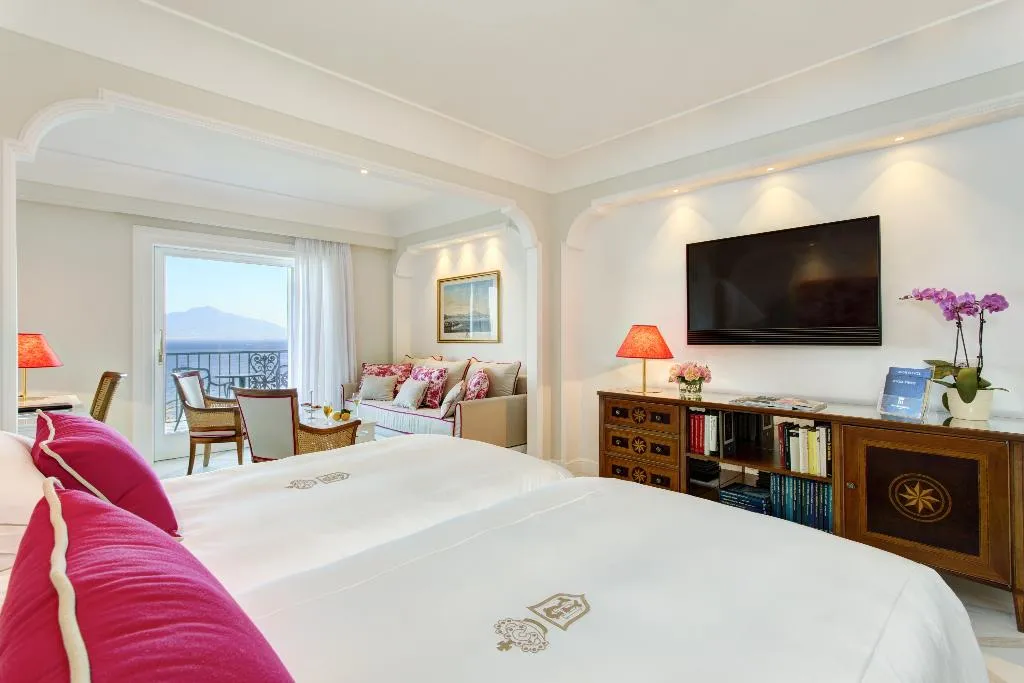 JUNIOR SUITE WITH JACUZZI WITH VIEWS Room, Grand Hotel Royal, Naples