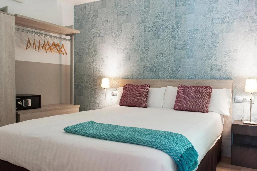APARTMENT CAPACITY 6 TWO BEDROOMS Room, MH Apartments S. Familia, Barcelona