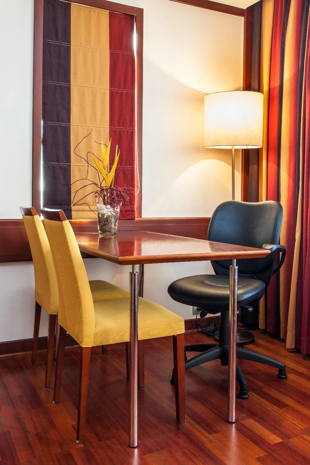 SUITE KING SIZE BED Room, Holiday Inn Lisbon Continental, Lisbon