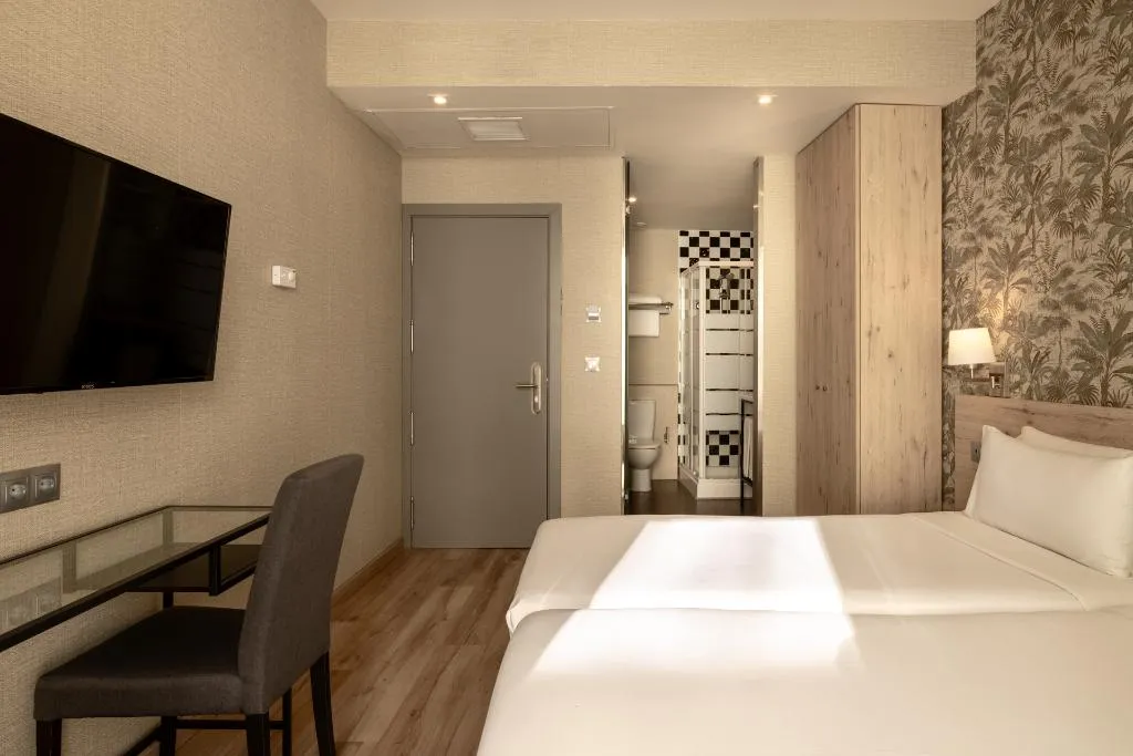 Double or Twin STANDARD Room, Avenida Gran Via, Madrid