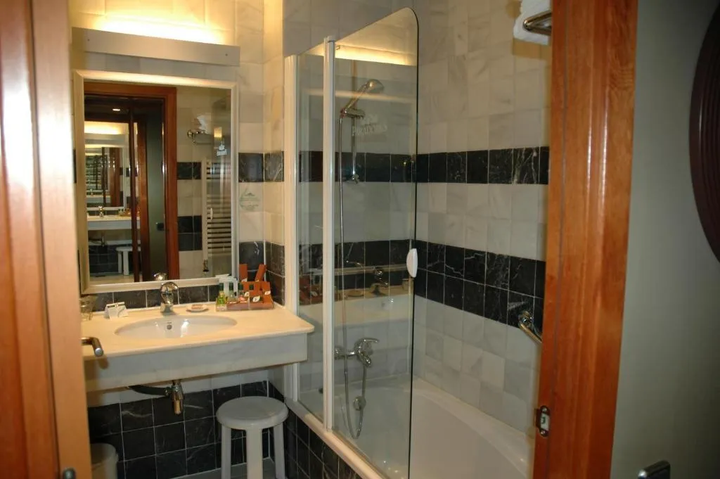 Double or Twin STANDARD Room, Parador de la Seu d'Urgell, Costa Brava