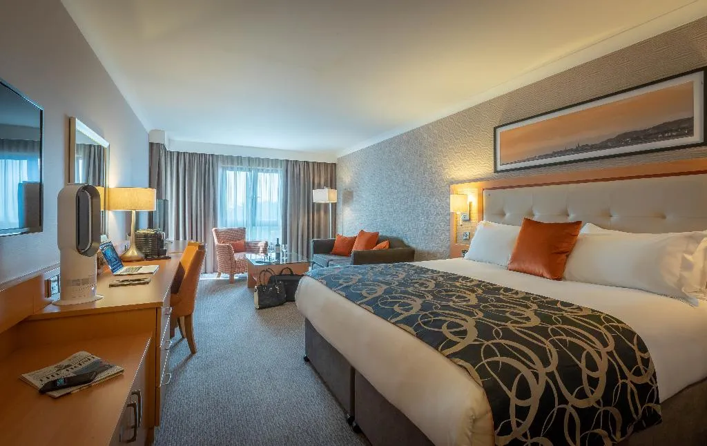 JUNIOR SUITE KING SIZE BED Room, Clayton Hotel Leopardstown, Dublin