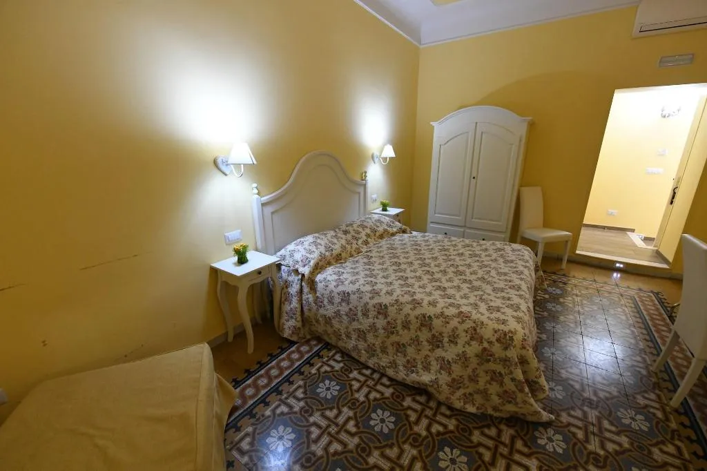 Room, Buonanotte Roma 2, Naples