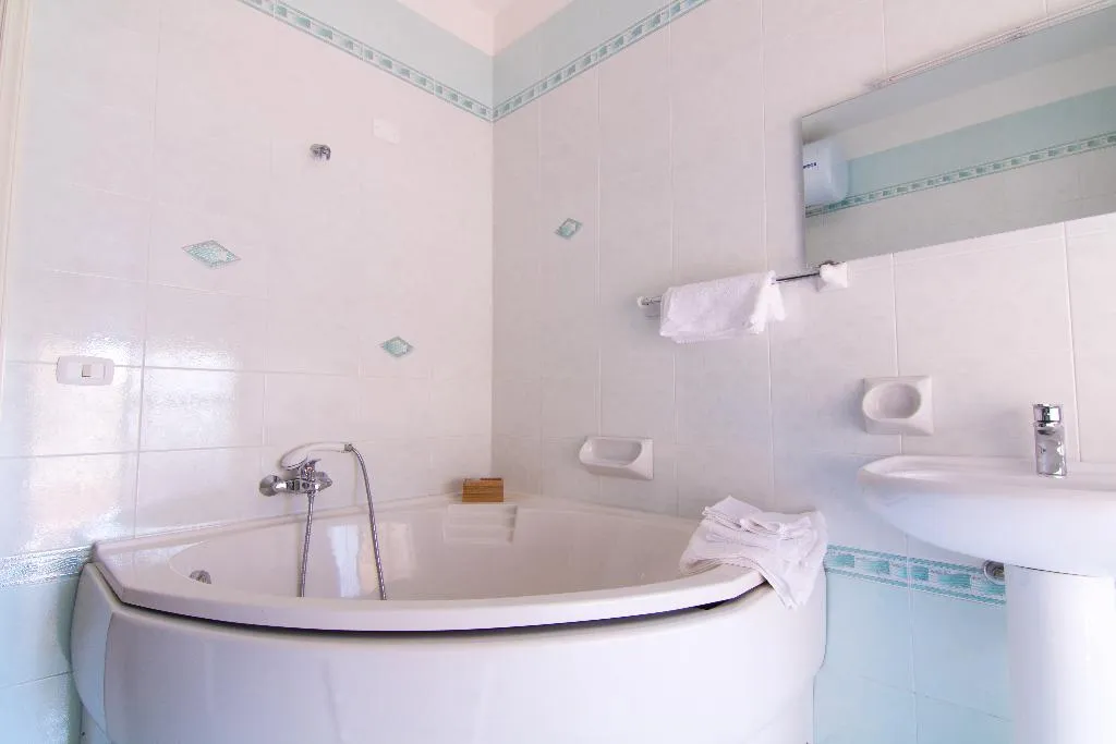 QUADRUPLE DELUXE TWO BEDROOM Room, Maison Ortigia, Catania