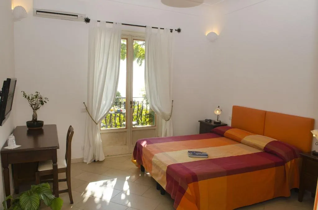 Room, Il Pertuso, Naples