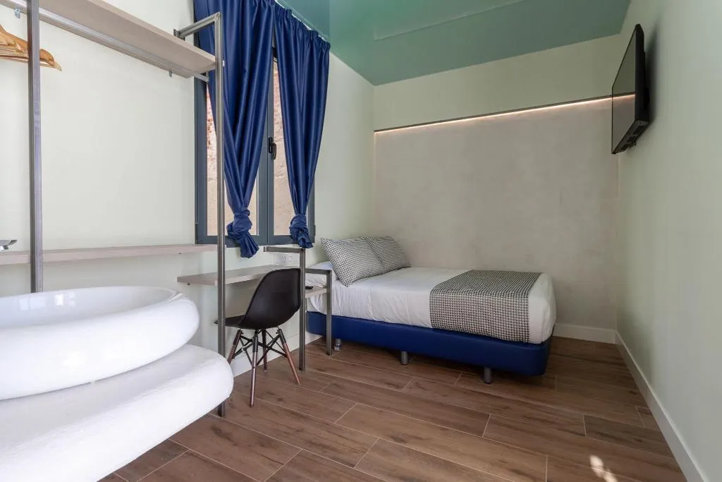 Room, Hostal Charlotte, Madrid