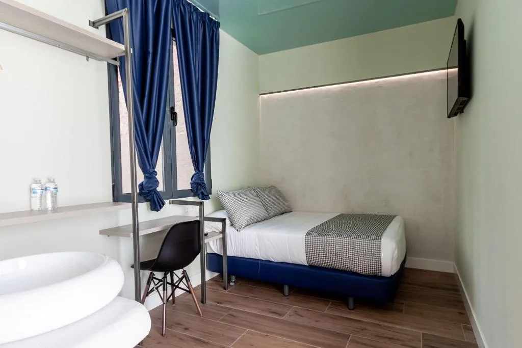 Room, Hostal Charlotte, Madrid