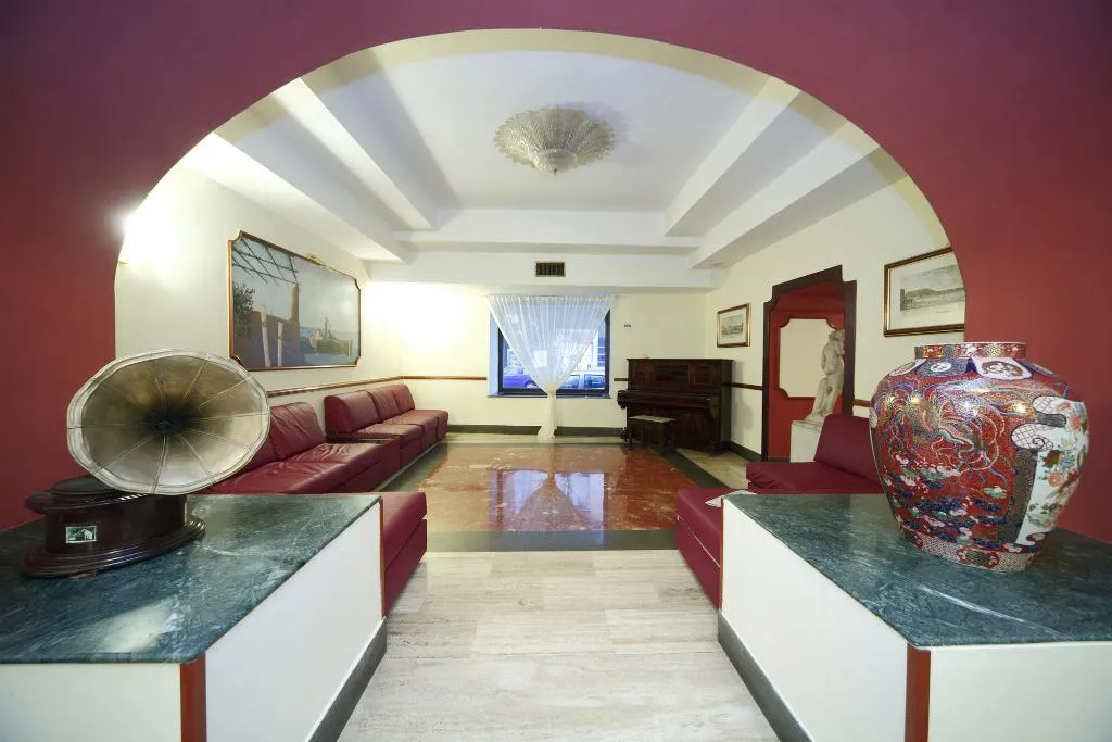 Lobby, La Pace, Naples