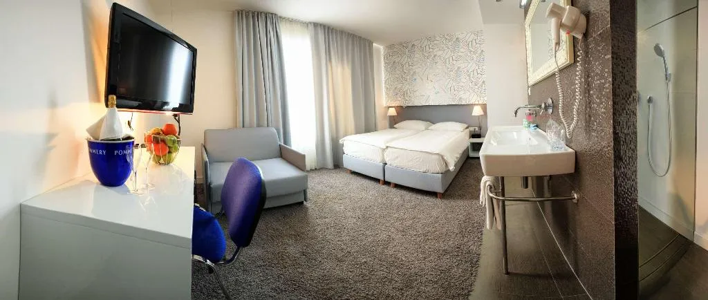 Room, San Antonio, Split