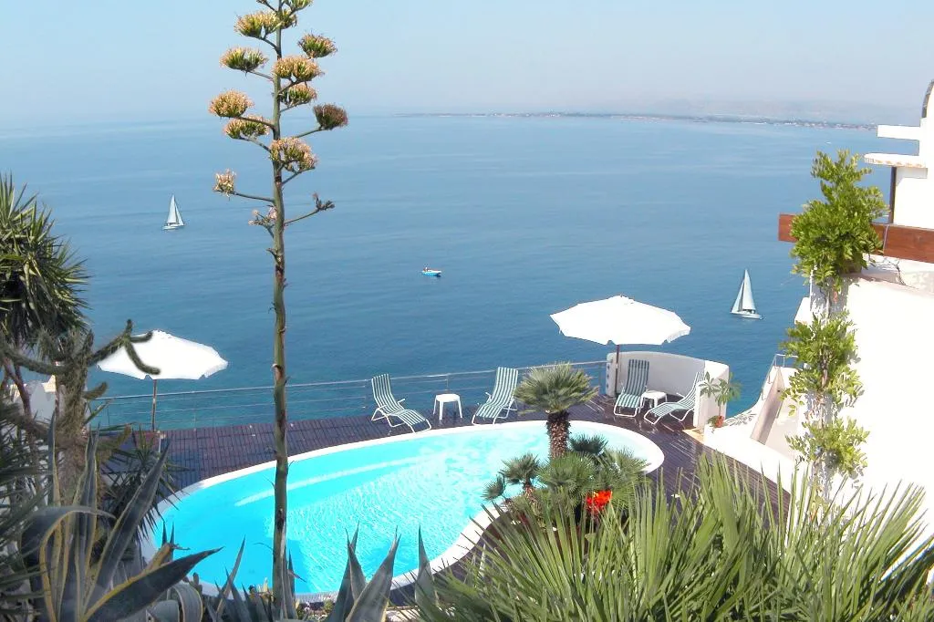Pool, La Rosa Sul Mare, Catania