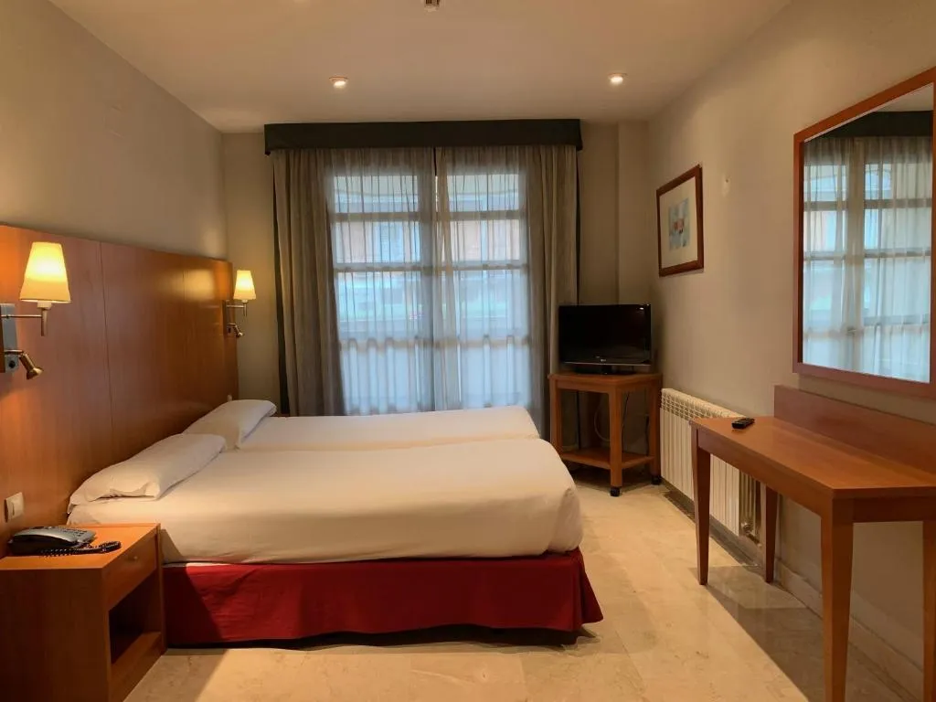 TRIPLE STANDARD Room, Exe Gran Hotel Almenar, Madrid