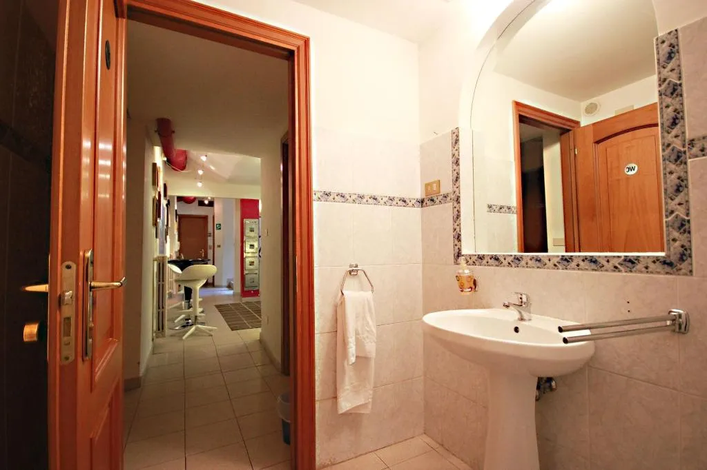 Room, The Beehive, Naples