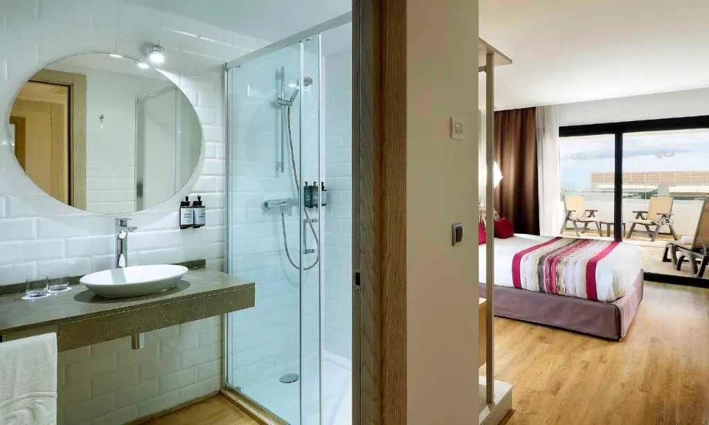 DOUBLE SINGLE USE WITH JACUZZI Room, Grand Palladium White Island Resort & Spa, Ibiza