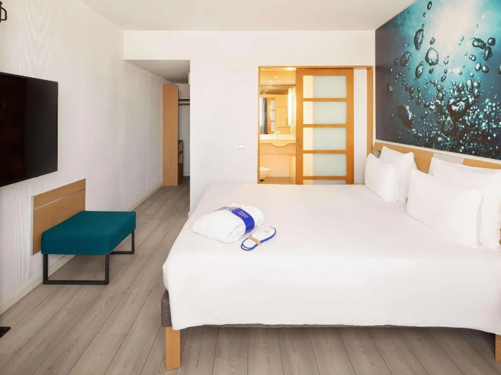 DOUBLE EXECUTIVE QUEEN BED Room, Novotel Barcelona Cornella, Barcelona