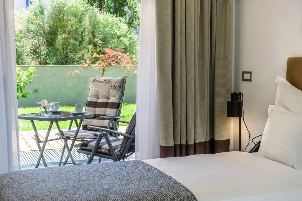 Room, Oasis Life, Split