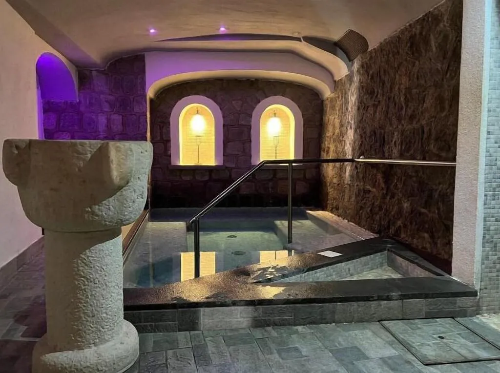 Pool, Zi Carmela, Naples