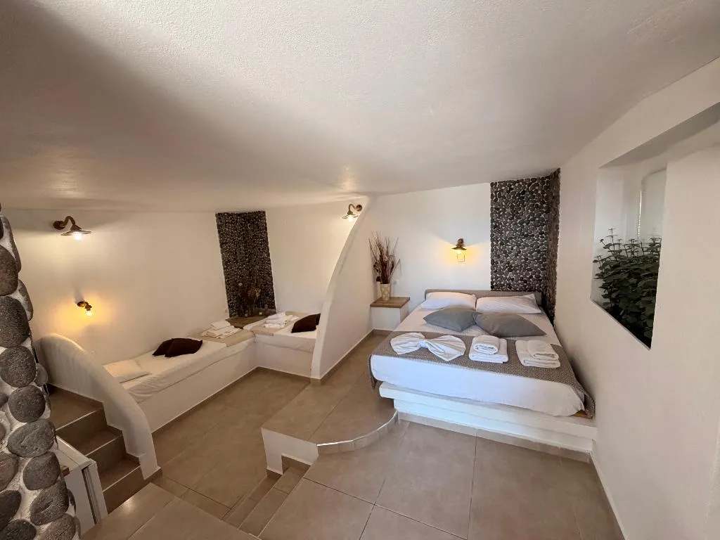 QUADRUPLE STANDARD Room, Villa Livadaros, Santorini