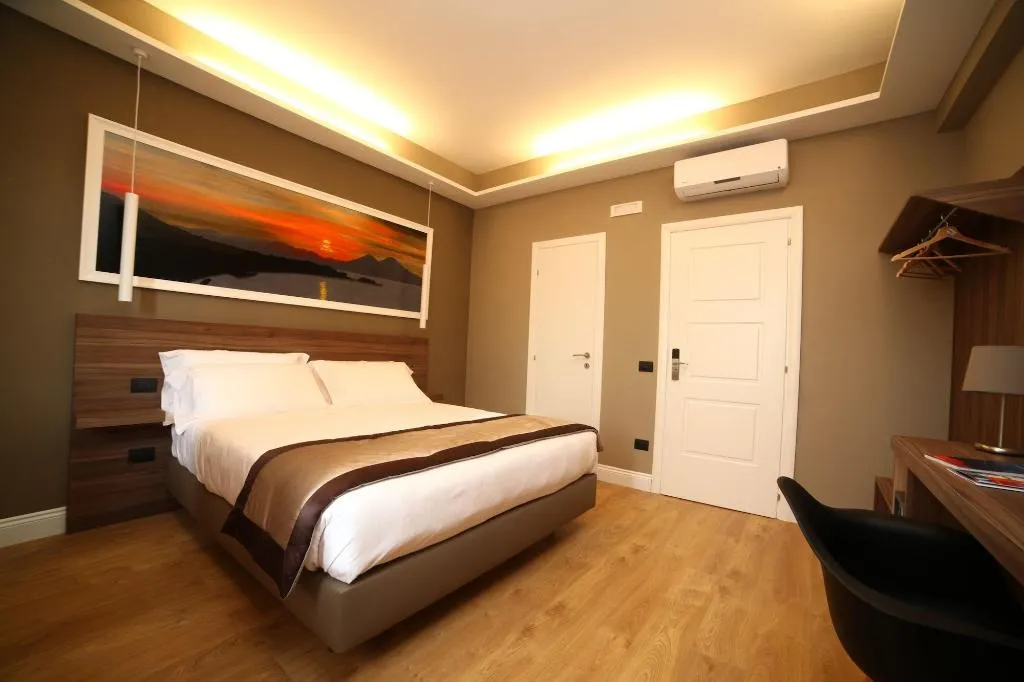 Room, 7Th Floor Suite, Naples