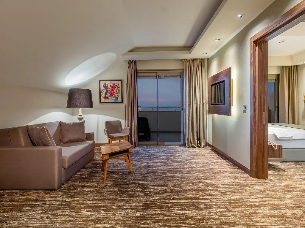 SUITE QUEEN SIZE BED Room, Holiday Inn Antalya Lara, Antalya