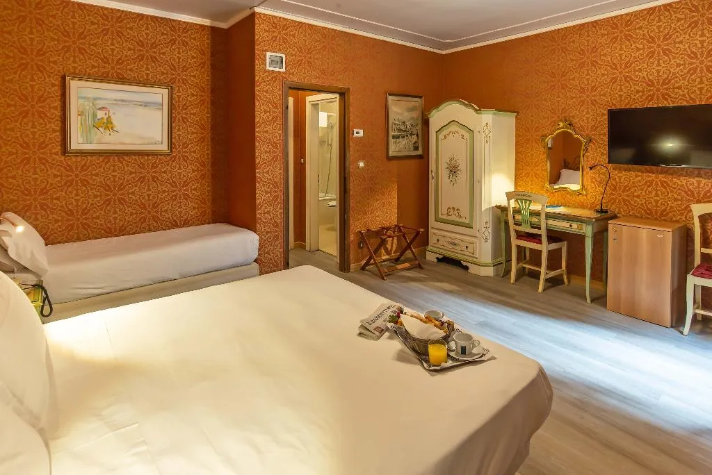 TRIPLE STANDARD Room, La Fenice et des Artistes, Venice