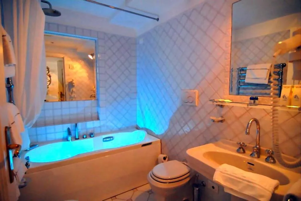 JUNIOR SUITE PARTIAL SEA VIEW Room, La Conca Azzurra, Naples