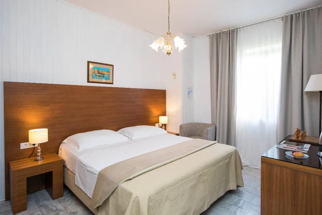 DOUBLE CLASSIC GARDEN VIEW Room, Guest House J&J, Dubrovnik