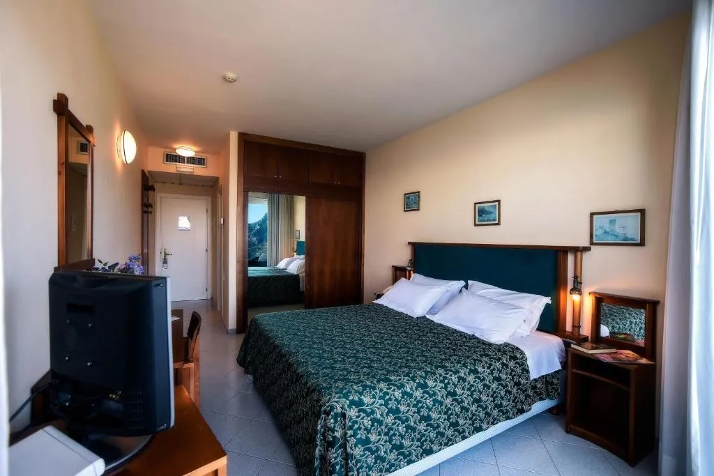 Room, Graal, Naples