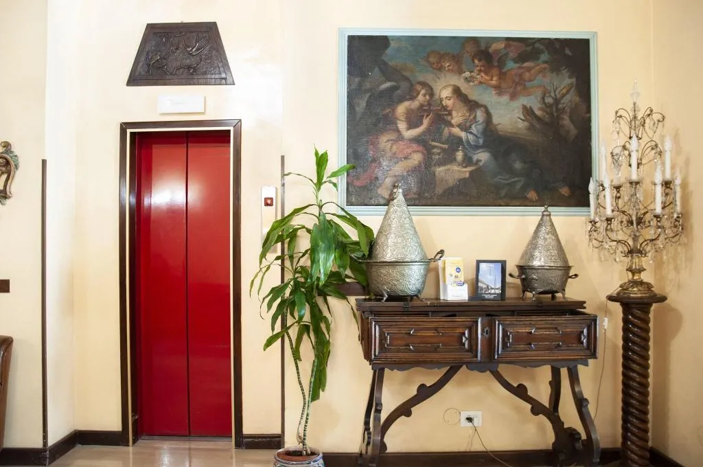 Lobby, San Guido, Milan