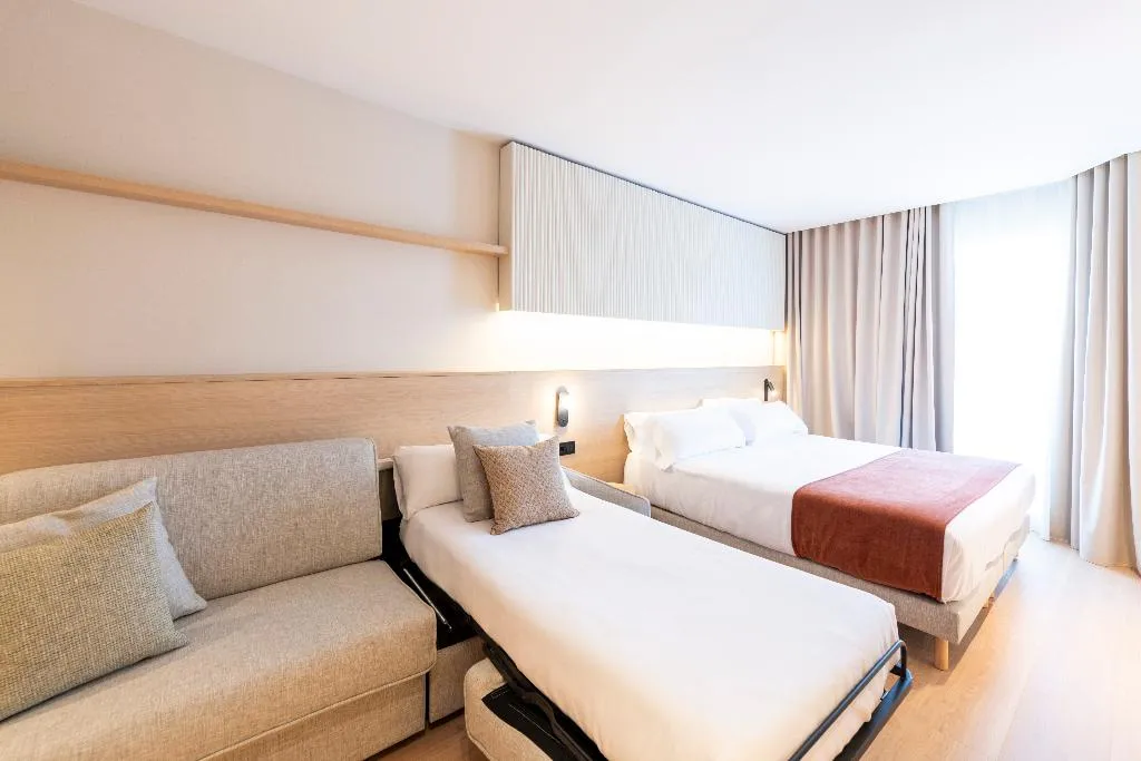 QUADRUPLE SUPERIOR Room, Aparthotel Atenea Calabria, Barcelona