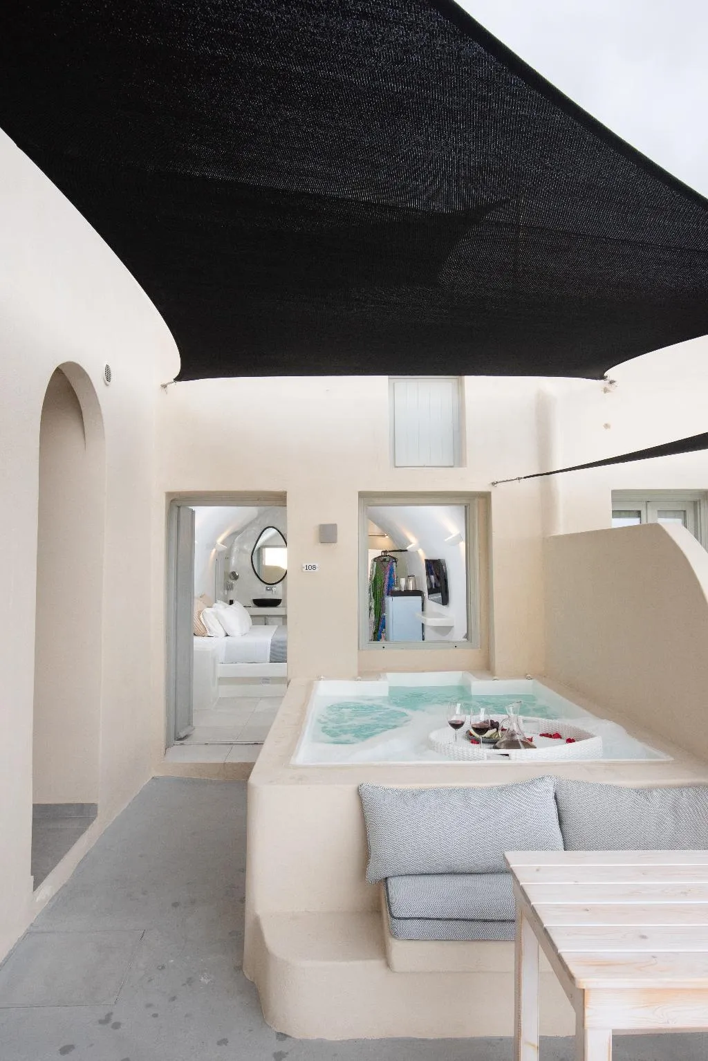 SUITE WITH JACUZZI Room, Caldera Cliff Illusion Suites, Santorini