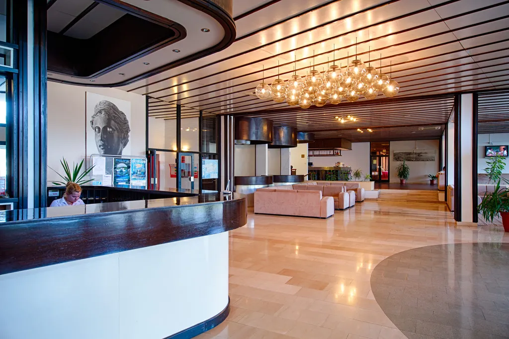 Lobby, Issa, Split