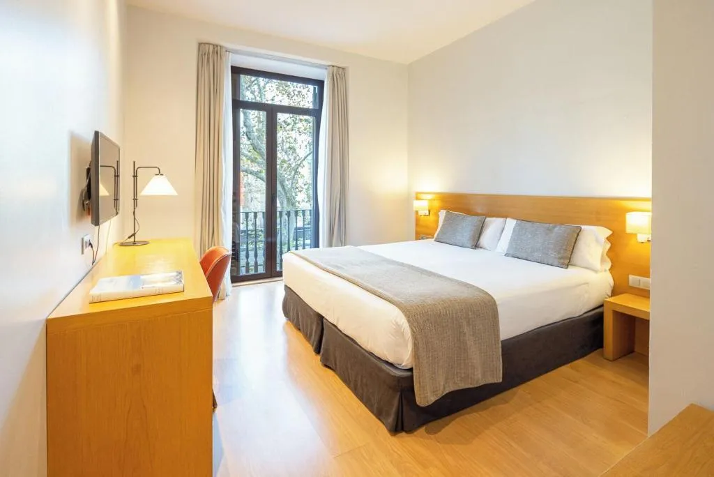 Double or Twin CITY VIEW QUEEN BED Room, Arc La Rambla, Barcelona