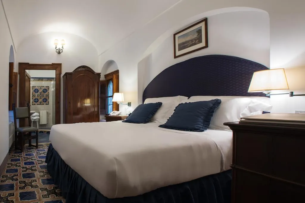 DOUBLE CLASSIC Room, Villa Cimbrone, Naples