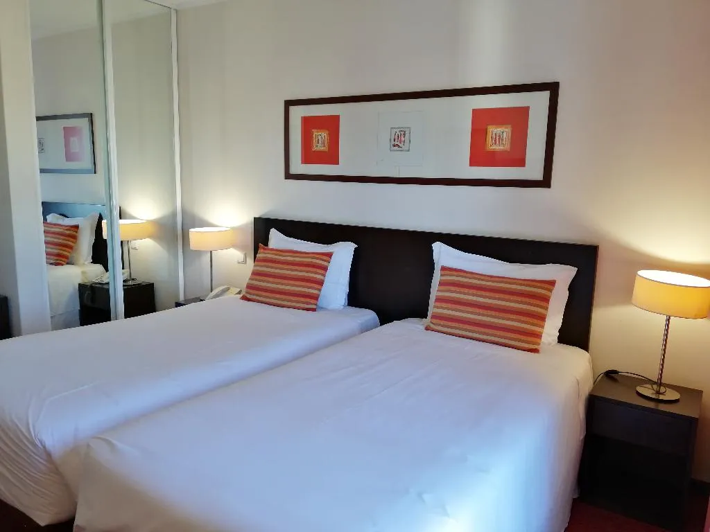 Room, Monaco, Algarve
