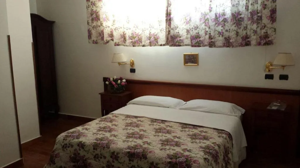 Room, Pompeii Ruins Hotel, Naples