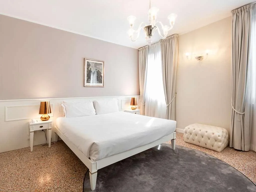 Room, Sonder Salute Palace, Venice