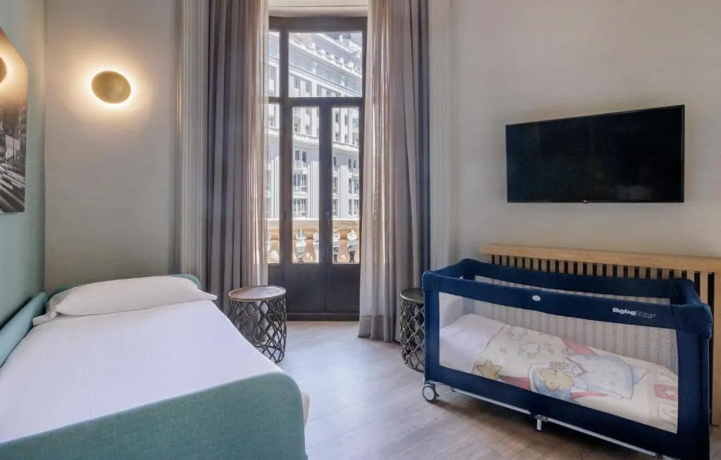 QUADRUPLE WITH VIEWS Room, Regente, Madrid