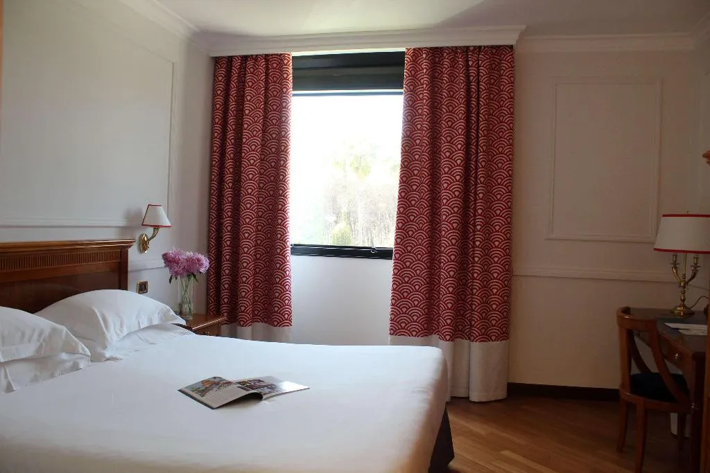 Room, Savoy Beach, Naples