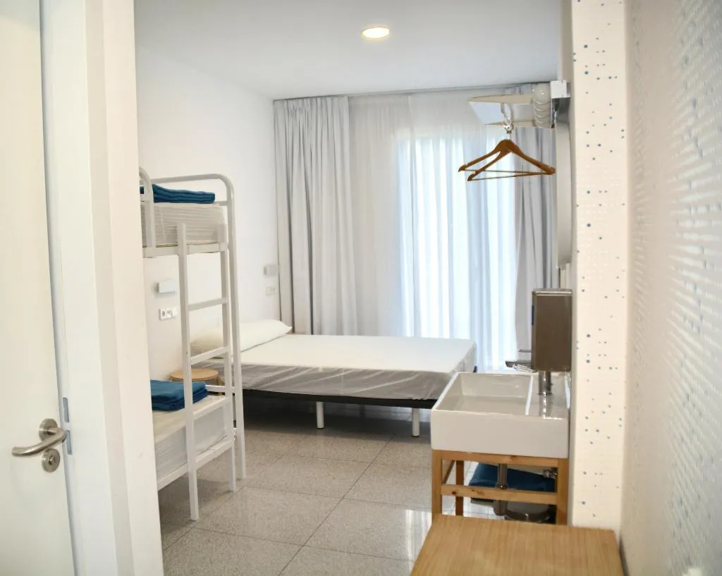 FAMILY ROOM FOUR BEDROOMS ONE BATHROOM Room, Loop INN Hostel Cartagena, Costa Blanca