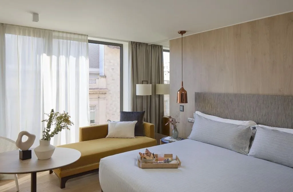 SUITE WITH JACUZZI Room, ME Barcelona, Barcelona