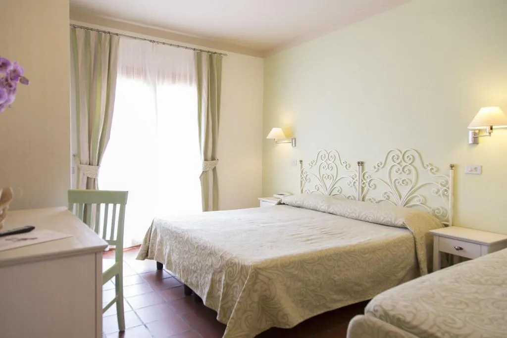 TRIPLE TWO BEDS Room, Blu hotel Laconia Village, Olbia