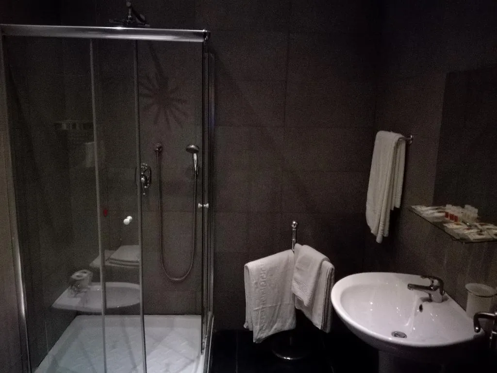 Room, Guiren, Naples