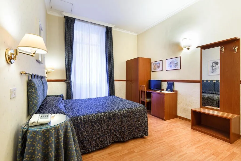 TRIPLE STANDARD Room, Paris Hotel, Rome