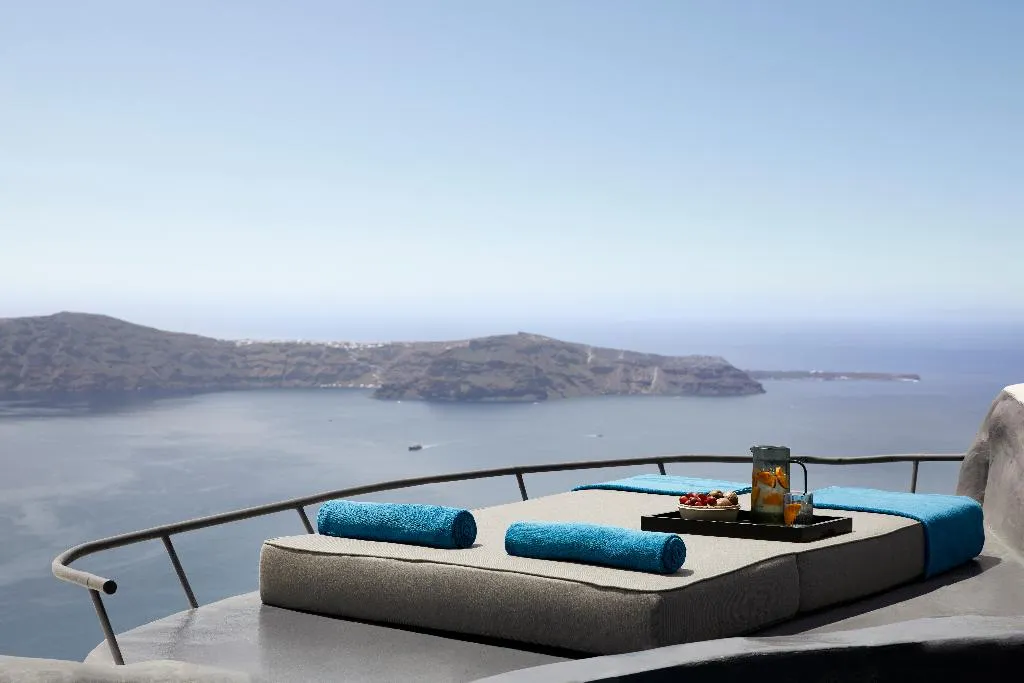 JUNIOR SUITE WITH PRIVATE POOL Room, Kivotos Santorini, Santorini