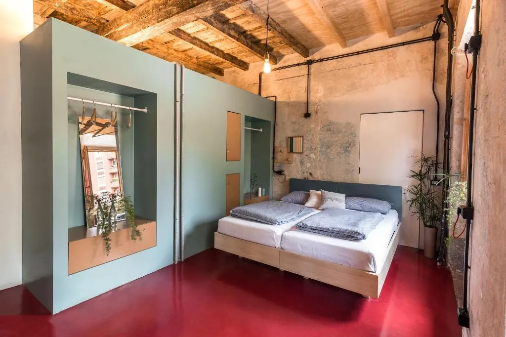 Room, Un Posto A Milano, Milan